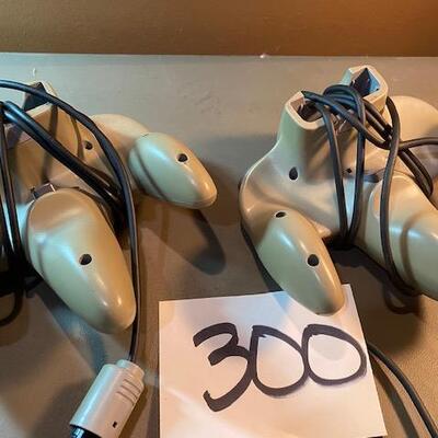Lot 300 - Nintendo controllers