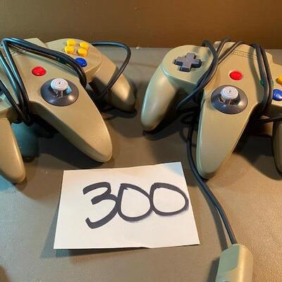 Lot 300 - Nintendo controllers