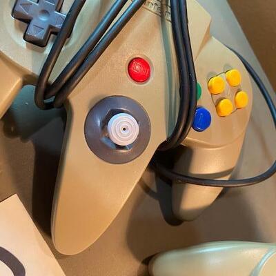 Lot 300 - Nintendo controllers
