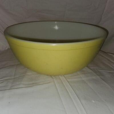 Lg Yellow pyrex bowl