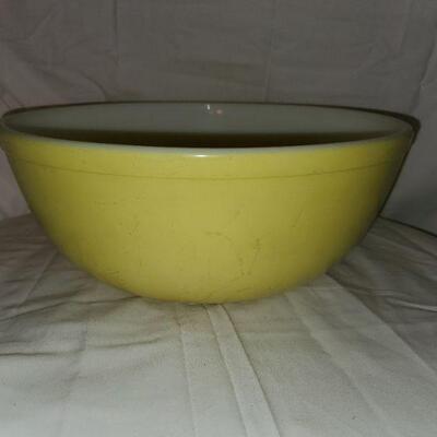 Lg Yellow pyrex bowl