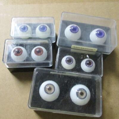 Lot 44 - Glastic Realistic Eyes 