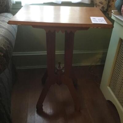 B513 Antique Victorian Table 