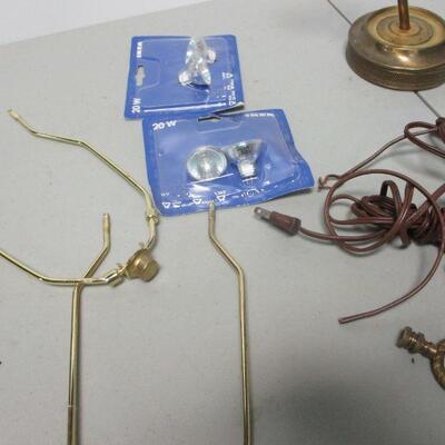 Lot 89 - Lamp Accessories 
