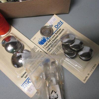 Lot 99 - Sewing Accessories 