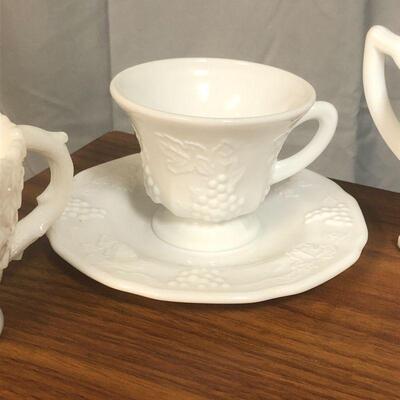 Lot 21 - Vintage Milk Glass