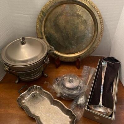 D586 Silverplate lot of serving pieces 