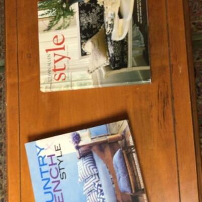 C621 Vintage Colonial Style Coffee Table with books 