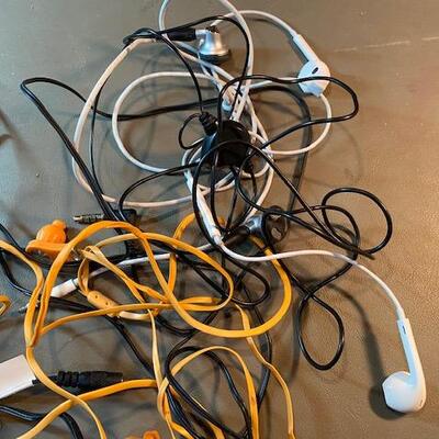 Lot 430- earbud lot