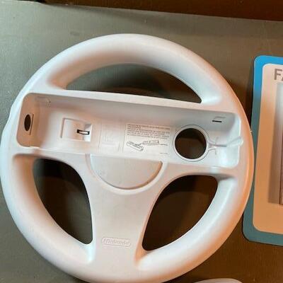 Lot 432 - Wii items