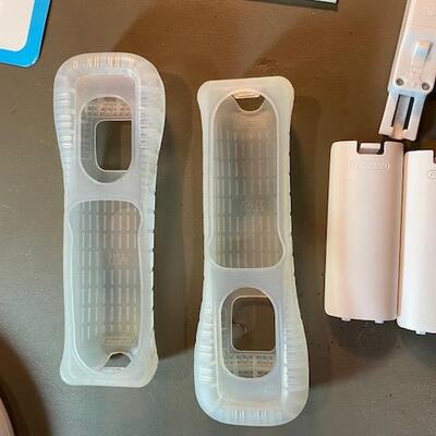 Lot 432 - Wii items