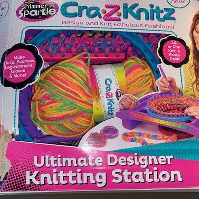 Lot 453 - knitting items