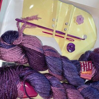 Lot 453 - knitting items