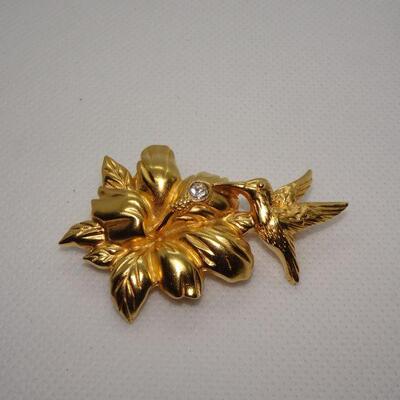 Vibrant Gold Tone Hummingbird & Flower Brooch 