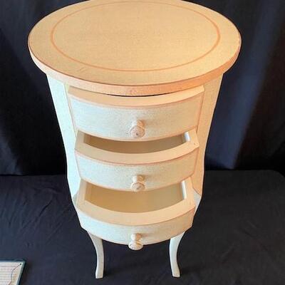 LOT#77LR: Hekman Provincial Style Side Table w/ Drawers