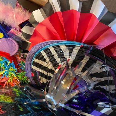 Lot 497 - Birthday party supplies