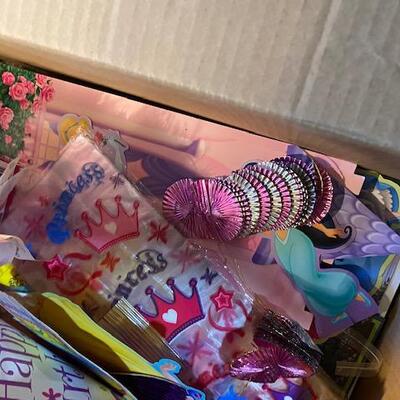 Lot 497 - Birthday party supplies