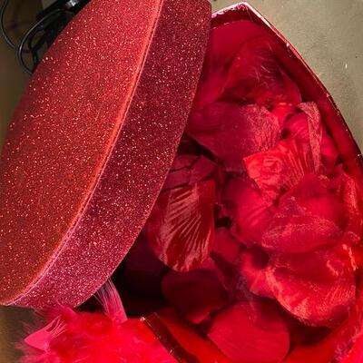 Lot 498 - Valentines decor