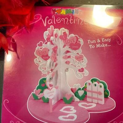 Lot 498 - Valentines decor