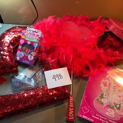 Lot 498 - Valentines decor