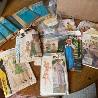 I662 Lot of  vintage sewing and knitting patterns 