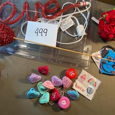 Lot 499 - Valentines Decor