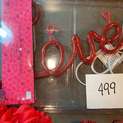 Lot 499 - Valentines Decor