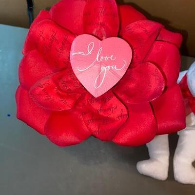 Lot 501 - Valentines Decor