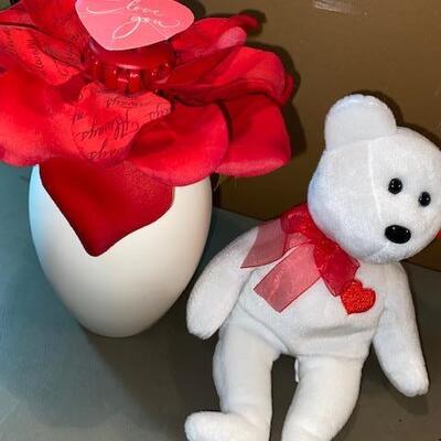 Lot 501 - Valentines Decor