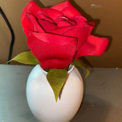 Lot 501 - Valentines Decor