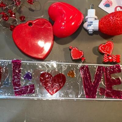 Lot 501 - Valentines Decor