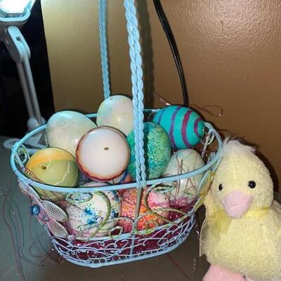 Lot 509 - Easter Decor