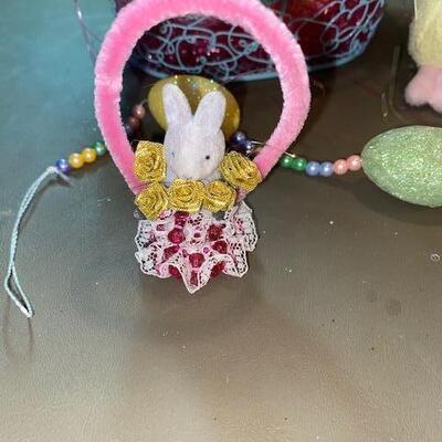 Lot 509 - Easter Decor