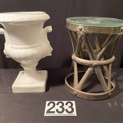 LOT#233LR: Pedestal & Urn Lot
