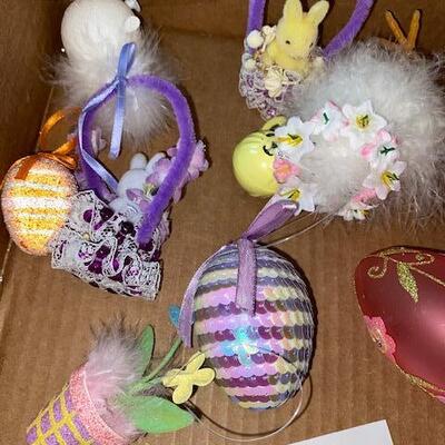 Lot 511 - Easter decor