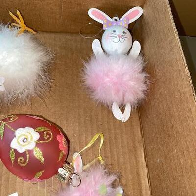 Lot 511 - Easter decor
