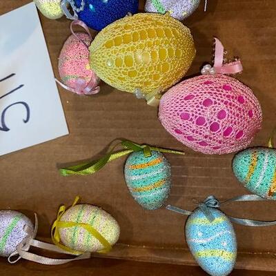 Lot 511 - Easter decor