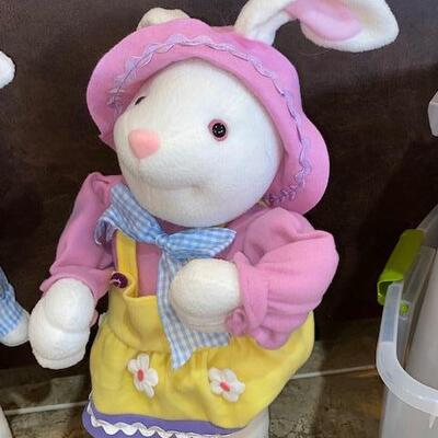 Lot 519 - Bunny Couple