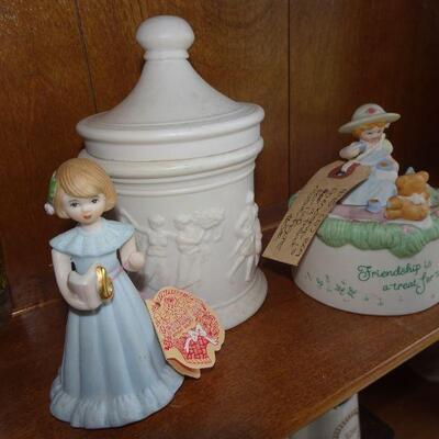 Vintage Trivet & Porcelain Figures (3) 