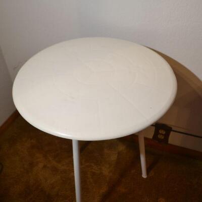 LOT 10 PLASTIC TABLE WITH WICKER TOP