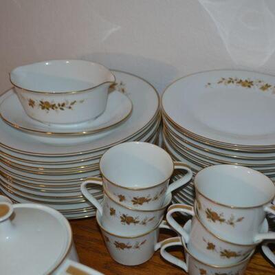 LOT 19 NORITAKE  CHINA SET