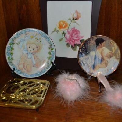LOT 107 HOME DECOR AND COLLECTIBLES