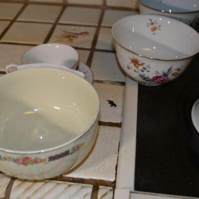 LOT 115 BOWLS AND TEA CUP