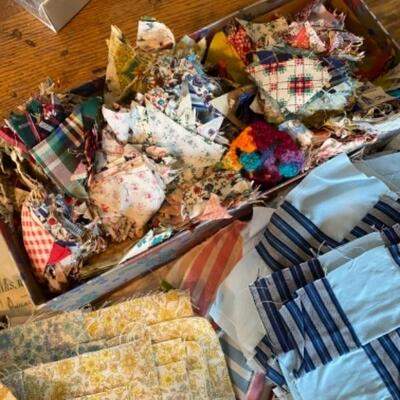 I665 Lot of Vintage Quilting Pieces and Books 
