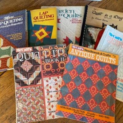 I665 Lot of Vintage Quilting Pieces and Books 