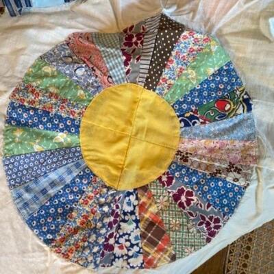 I665 Lot of Vintage Quilting Pieces and Books 