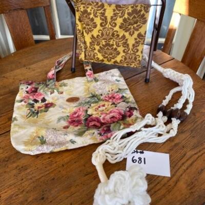 I681 Vintage Knitting Stand with Bags 