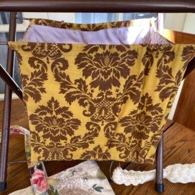 I681 Vintage Knitting Stand with Bags 