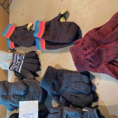 Lot 534 - Childrens Gloves
