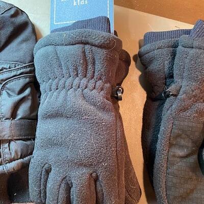 Lot 534 - Childrens Gloves